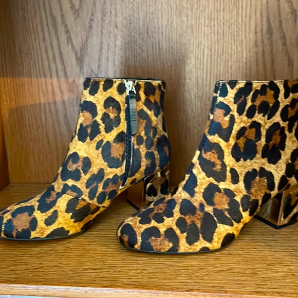 Gorgeous pair of boots by DKNY made with cow fur - Picture 1 of 3